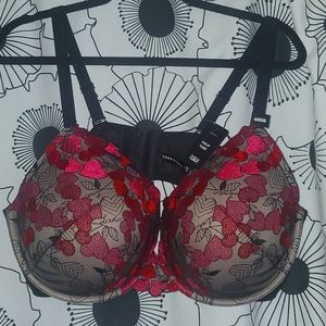 Brand new, never worn, Torrid Push-Up Plunge Bra. Size 44 DDD